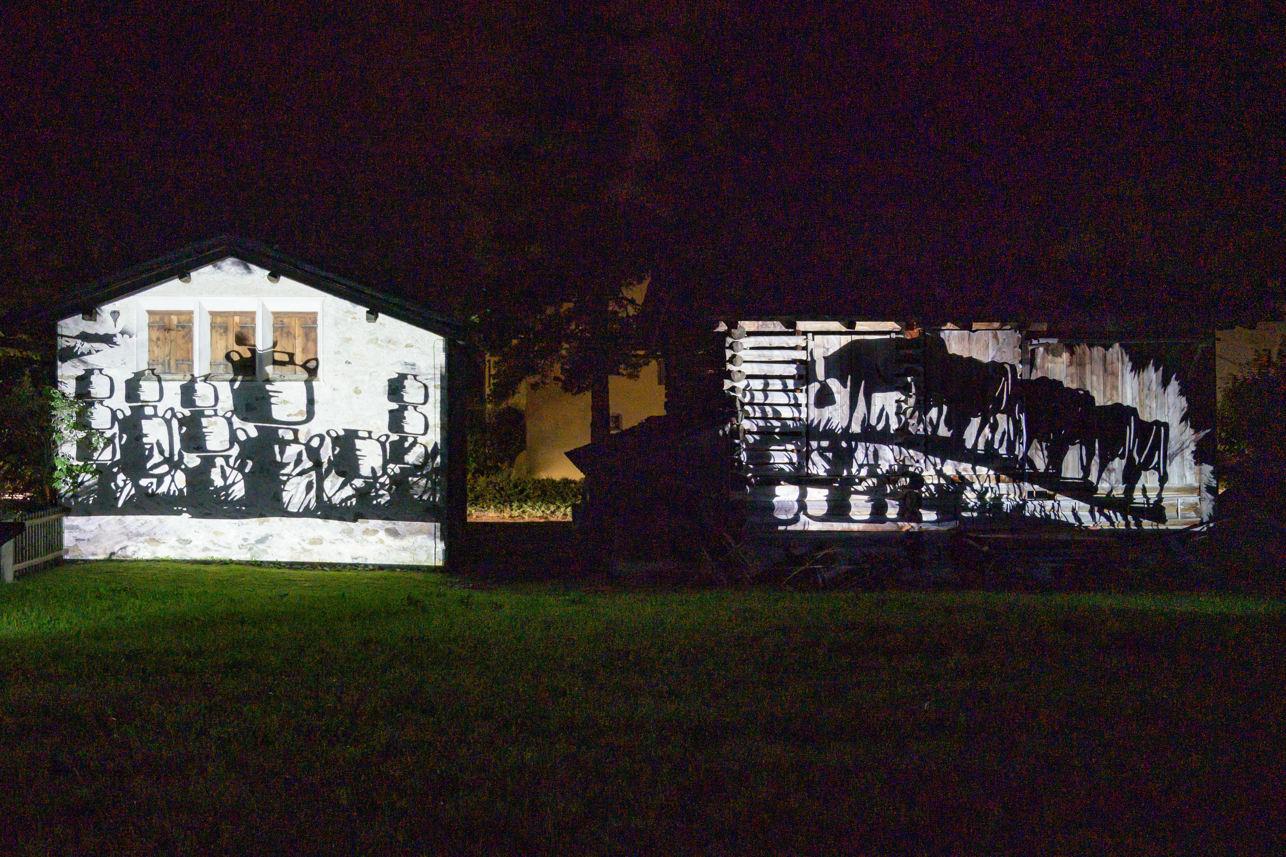 Madrisa - Videoprojektion von Projektil mit einem Papierschnitt von Monika Flütsch, anlässlich der Linsenshow 19, Nutli Hüschi, Klosters